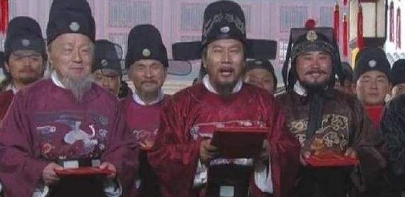 大臣#明朝皇帝出上联日在东,月在西,天生成明字,大臣对下联恐慌