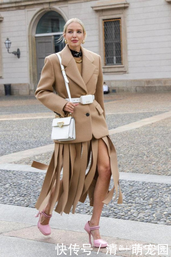 平底鞋|女人过了50岁，建议少穿高跟鞋多穿这3种鞋，时髦舒适还百搭