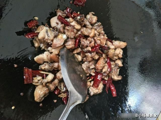 大火|做辣子鸡时，牢记三个窍门，做出的鸡肉又麻又辣，吃一次就上瘾