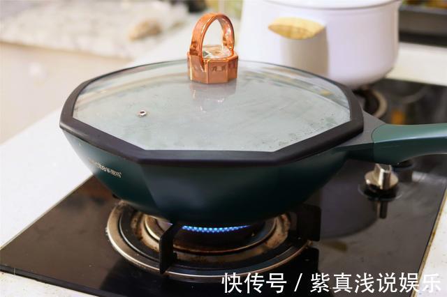 大虾|吃鲜虾,海边渔民的“无水白灼”做法,虾肉细嫩香甜,鲜味不流失