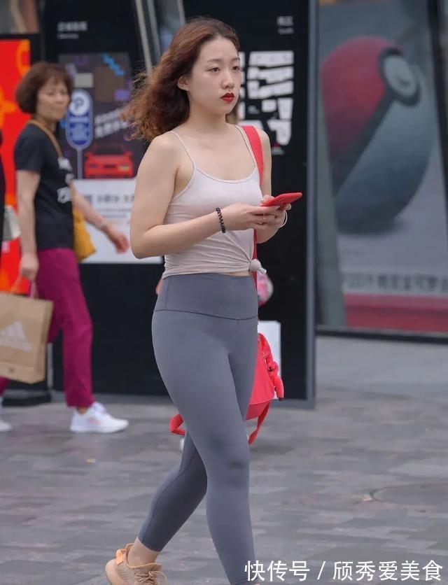 搭配 打底裤撑起美好的身材,更显美丽大方,魅力出街