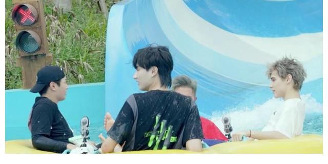 利路修重返海花岛|《完美的夏天2》利路修重返海花岛，玩近乎垂直水滑梯可太猛了