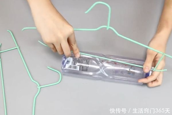 阴雨天衣服晾不干?把塑料瓶切两刀,插两个衣架,天天穿干净衣服