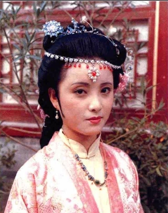 年老|绝色佳人秦可卿,为何会爱上年老猥琐的贾珍,无视同龄丈夫贾蓉