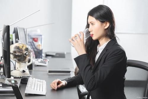 早起的第一杯水：蜂蜜水、淡盐水等应该如何选择？一文看懂