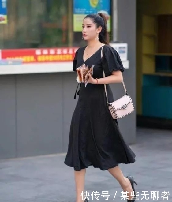 街拍:小姐姐身穿T恤配吊带连衣裙,显得气质优雅,清凉又舒适