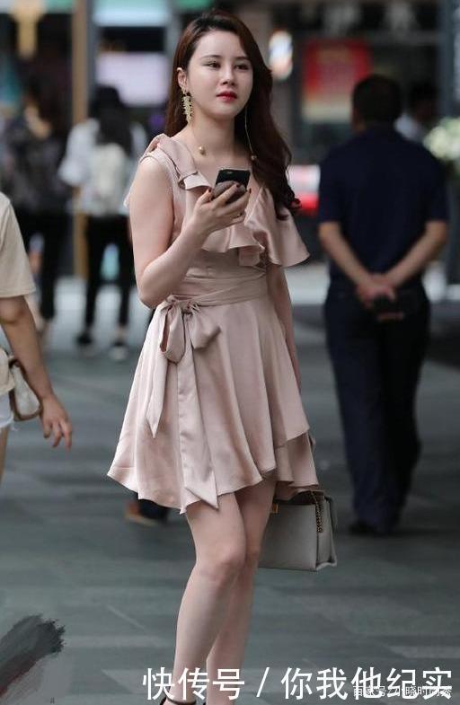 显得|焦糖色在华丽的礼服中显得很突出