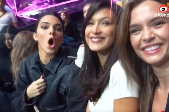 肯达尔 肯豆土味牛仔裤穿出女王范儿, 白色T恤衫梦回十八岁少女