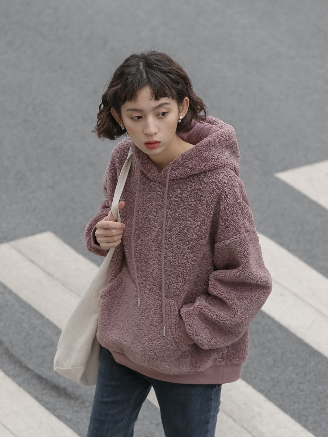 冬季 可爱风的女生,冬季用“羊羔绒单品”搭裙装和裤装,保暖又时髦