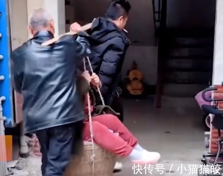 丈夫|超羡慕！宝妈剖宫产后出院，丈夫担心她伤口疼，用箩筐将其抬回家