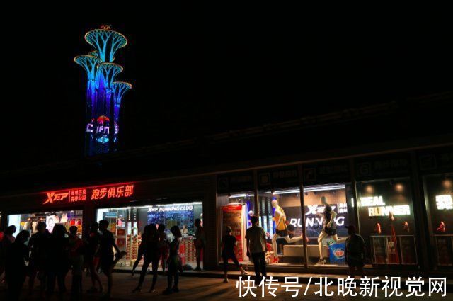 程功|“服贸会欢迎你”，北京奥林匹克塔今夜灯光绚丽