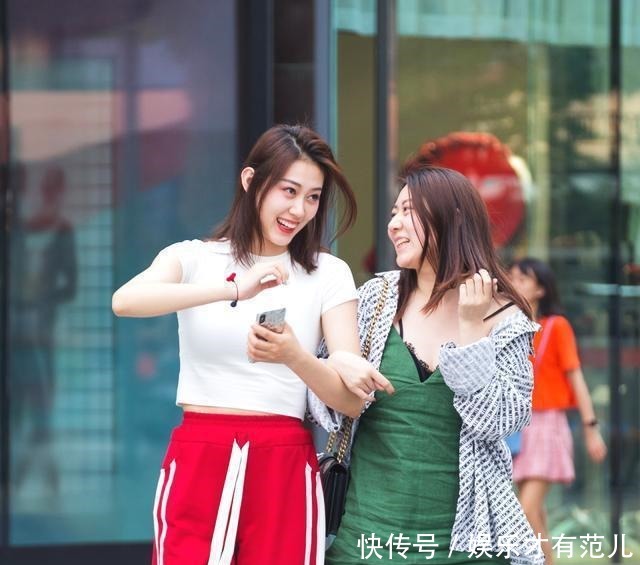 街拍白T恤红裤子美女,身材傲人笑容灿烂,看醉了众人!