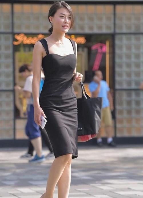 黑色是永远不会过时的颜色！不得不说黑色连衣裙，又a又飒