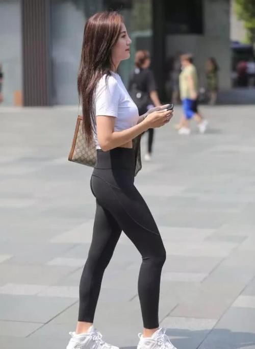 修身|爱笑的小姐姐,白色T恤搭配修身长裤,显身材又有气质