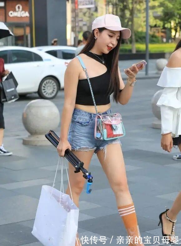 美女 什么操作“牛仔短裤+运动袜”，为夏季的街头增添一抹色彩！