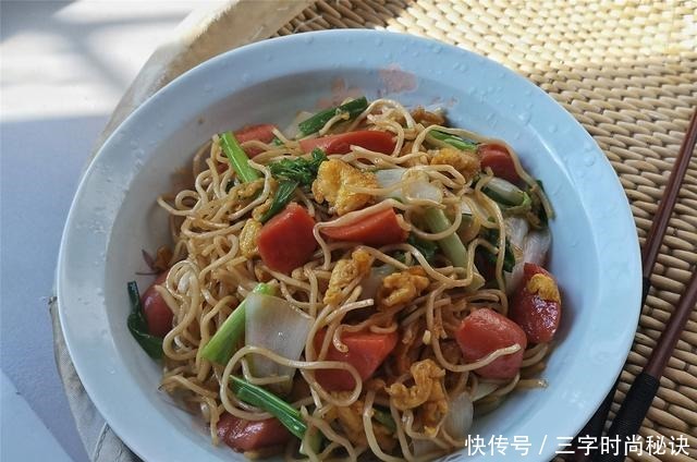 一碗炒面引发的讨论,以前这样吃很丰盛了,有肉有菜还扛饿