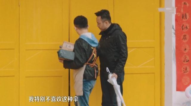 又一芒果台主持人“翻车”！直言打透明伞太娘，被嘲“爹味十足”