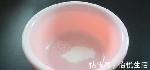 毛巾脏别再洗衣液洗, 洗的时候加一点它, 洗完毛巾就跟新的一样干净