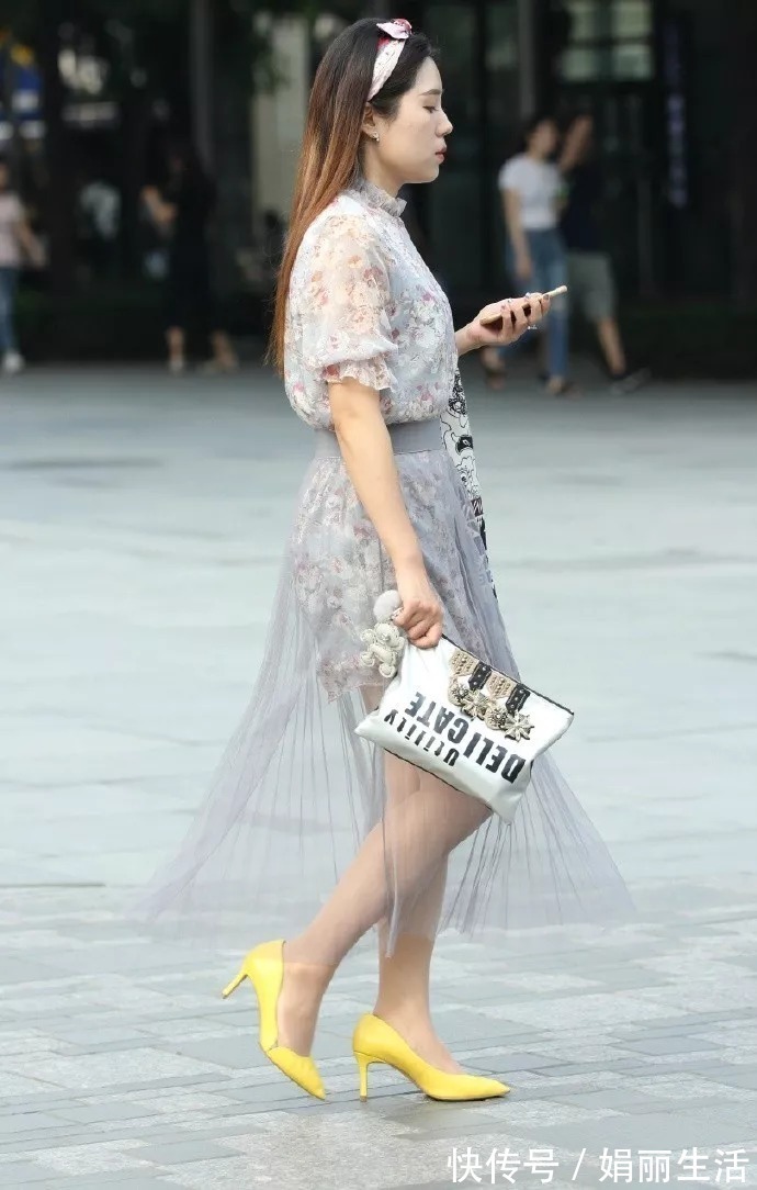 女性|女性搭配高跟鞋，轻松展现出轻熟的时尚感