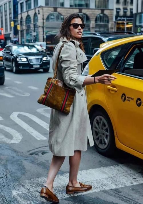 不管穿大衣还是风衣，都别配靴子了，今年这5双鞋更时髦百搭