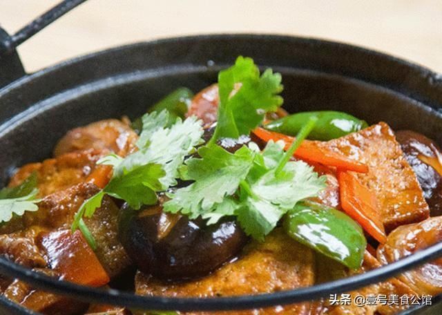 香菇|分享一款五花肉香菇豆腐煲,鲜嫩多汁,简单好吃,老少皆宜的美食