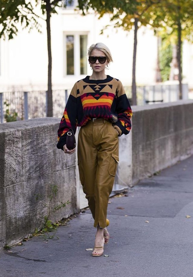 女生|最近流行“显瘦穿搭”, 叫宽松皮裤搭配法, 欧美街头女生也在穿