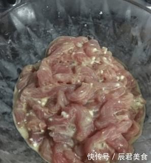炸酥肉时,别直接用面粉了!教你正确方法,外酥里嫩,吃着香