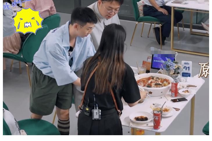 中餐廳5|《中餐廳5》營業(yè)，周也接客卻不扎頭發(fā)，手忙腳亂的背后滿是無奈