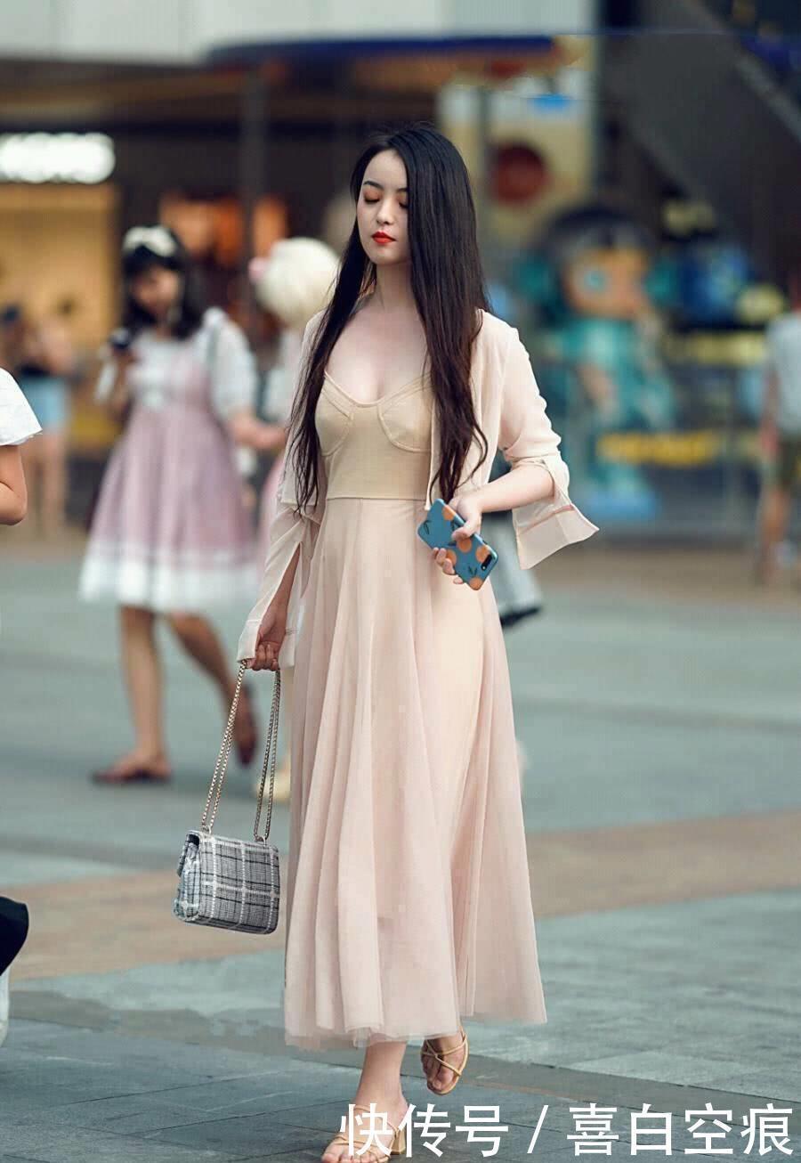 街拍紧身裙诠释了时尚的气息,把街道变成女孩秀身材的主场