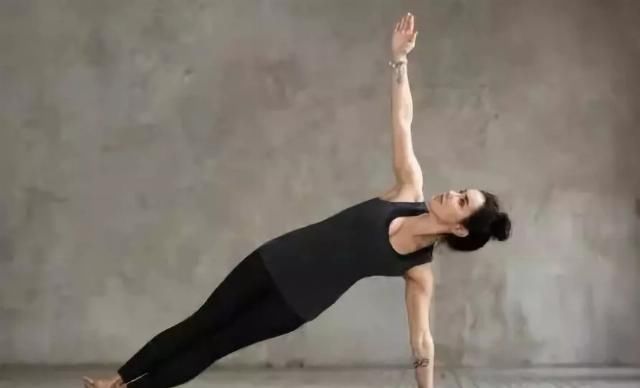 小密|这9组瑜伽体式做完,大肚腩变盈盈一握的细腰肢,你敢不敢试试