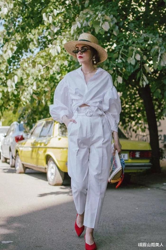 请脱下你的“阔腿裤”，太土了！今年流行穿“纸袋裤”，时髦显瘦