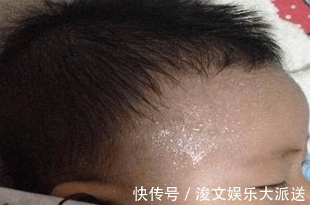 补充水分|宝宝睡觉满头大汗,是热的还是缺钙父母不要忽视出汗几大原因