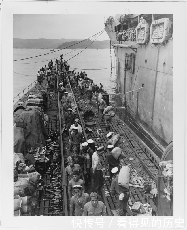 老照片|珍贵二战老照片 日本潜艇部队向美军投降