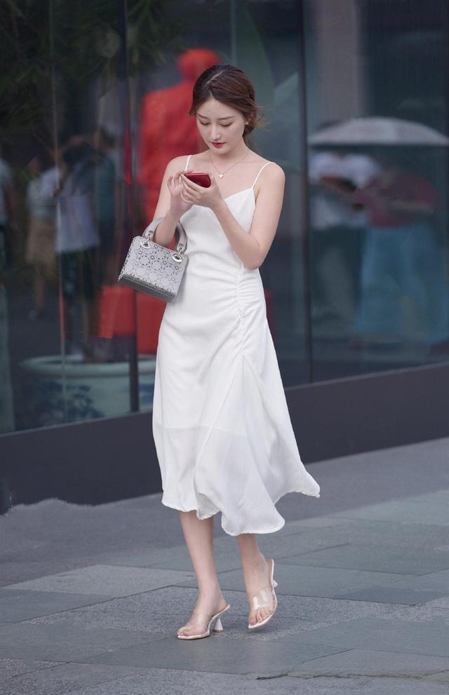 身材 时髦百搭的鲨鱼裤穿搭上身很自然,利落穿搭秀S型身材,青春阳光