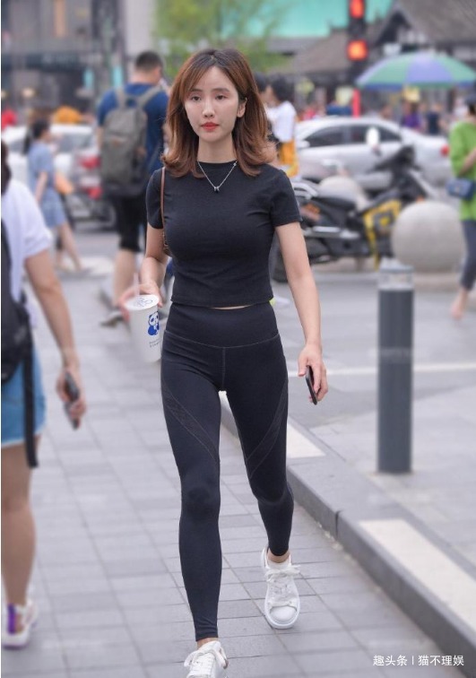 运动装|这位轻时尚小姐姐,一身无痕运动装逛街,好身材一览无遗