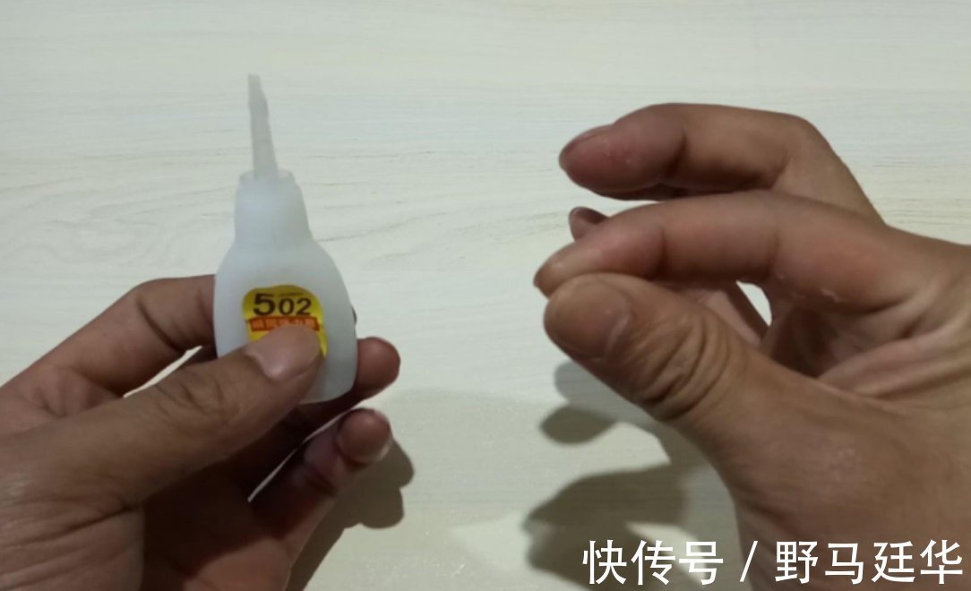 手指被502胶水粘住不用急，教你一招，只需这样做胶水自动融化