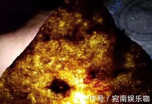 冰黄翡&出自缅甸一块全身脱沙发黑的赌料,取出了完美的冰黄翡一镯两牌