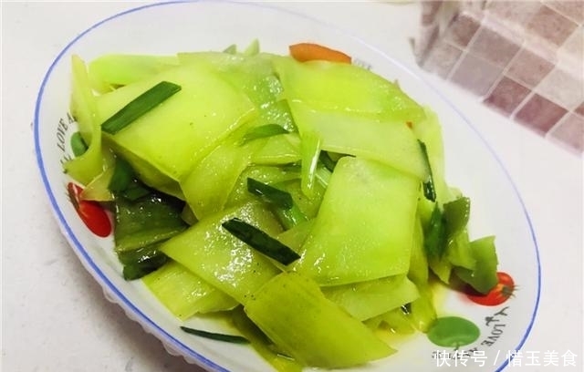 油腻|油腻吃多了,赶紧来一盘清爽的素炒莴笋,好看又好吃!