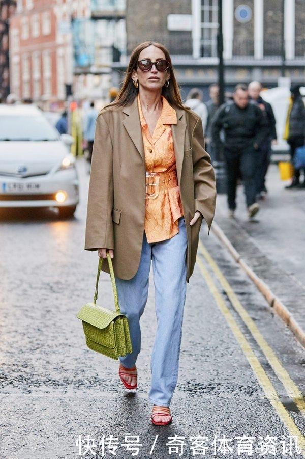 女人不要再“衬衫”塞裤子了,今年流行这样穿,时髦显瘦又高级!