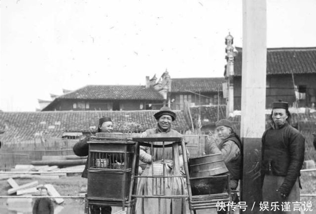 彩票|老照片:路边小吃摊,笑看百态;秤杆售卖处,还卖彩票!