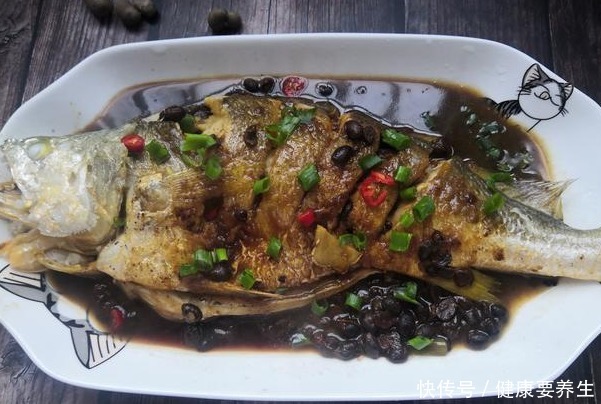 鱼肚子上面|一个人的“性格”如何,看他吃鱼时第一筷子夹哪里,就明白了