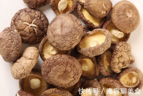 肥厚|泡香菇干,别只会加清水!再加这2样,十分钟快速泡发,干净肥厚