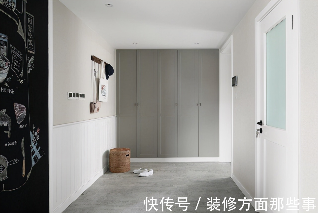 玄关|124三居室蓝灰配穿插原木色+灰,空间便显得典雅浪漫