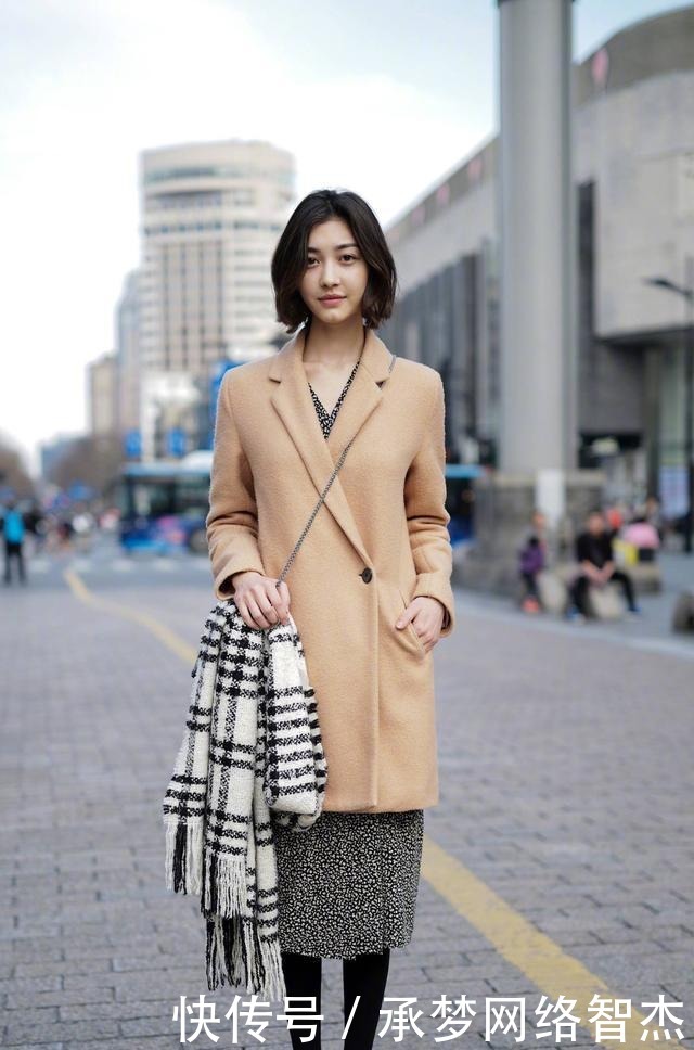 服饰|优雅女性用简约的外套搭配服饰,不显臃肿又显气质,很有时尚气息