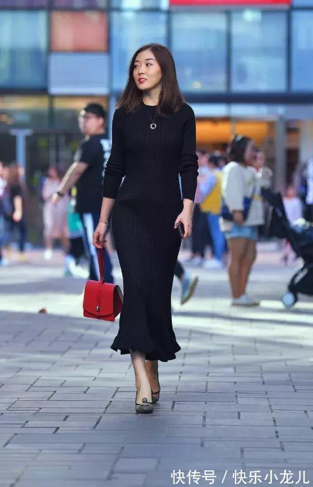 高跟鞋 黑色连衣针织裙,修身的款式,让美女身材看上去更加有韵味
