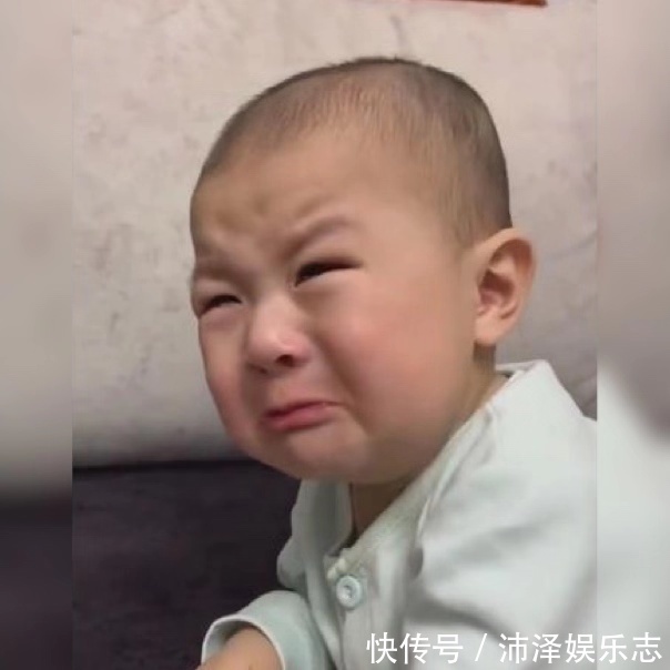 电位差|反应慢半拍的宝宝因接触到爸爸身上的静电,憋了好久终“释放”!