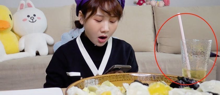 密子君吃300个四色海鲜水饺,喝水的时穿帮,网友这是糊弄谁呢