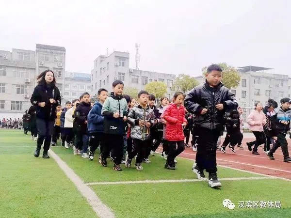 学校|【聚焦“双减”】汉滨区东坝小学：构建体育课程体系 促进学生健康成长