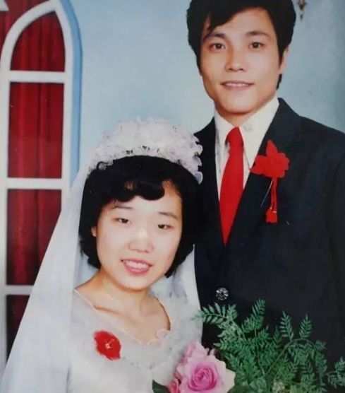 父母|“爸,你怎么看上我妈了?”儿子看到父母年轻的照片后,产生疑问