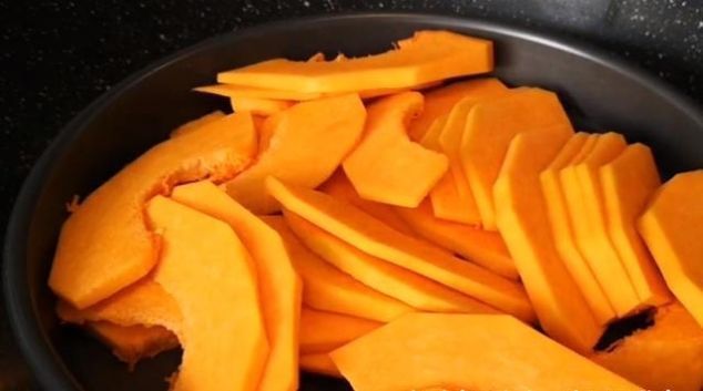 南瓜里加一碗红枣，不用烤箱，不用锅烙，简单一做，比面包还好吃